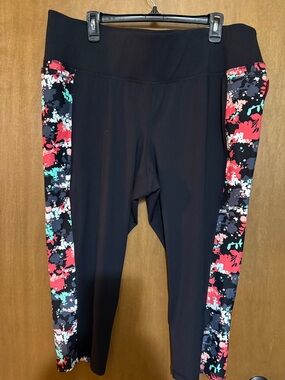 NWT Women’s Black Athletic Capri Leggings with Floral Side Panels